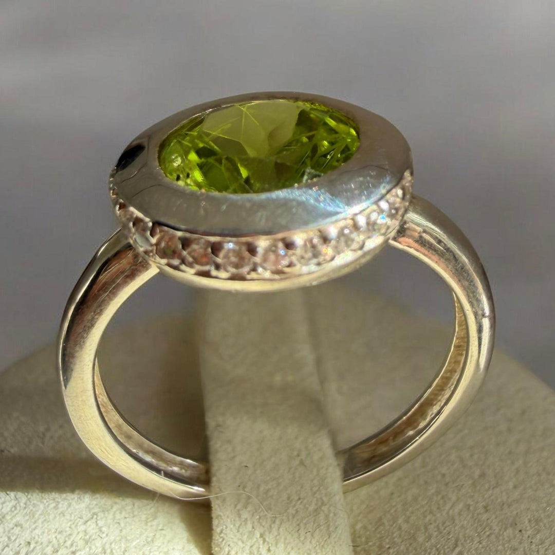 The Verdant Aura peridot Ring