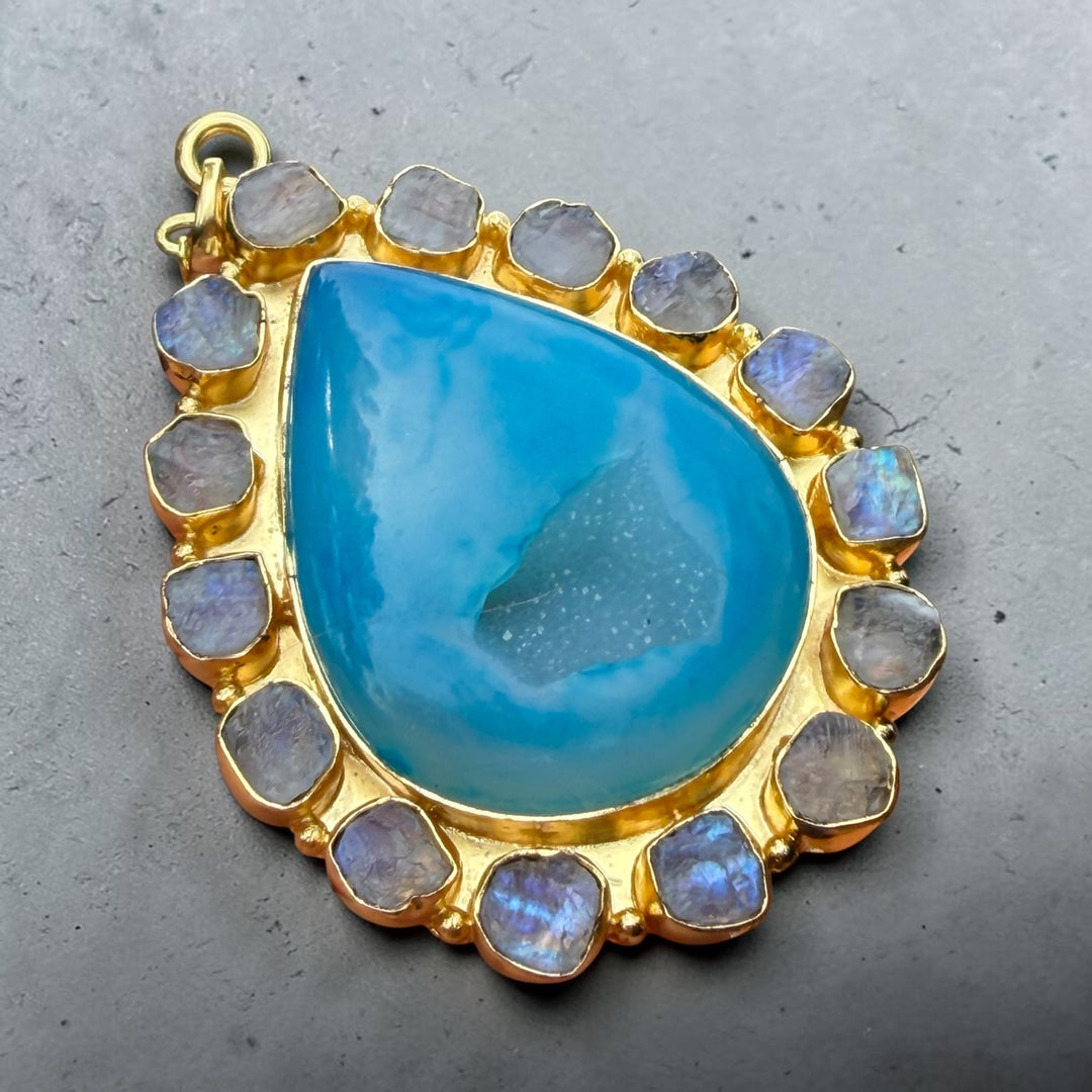Solar Bloom Pendant – Blue Agate Druzy & Natural Raw Rainbow Moonstone