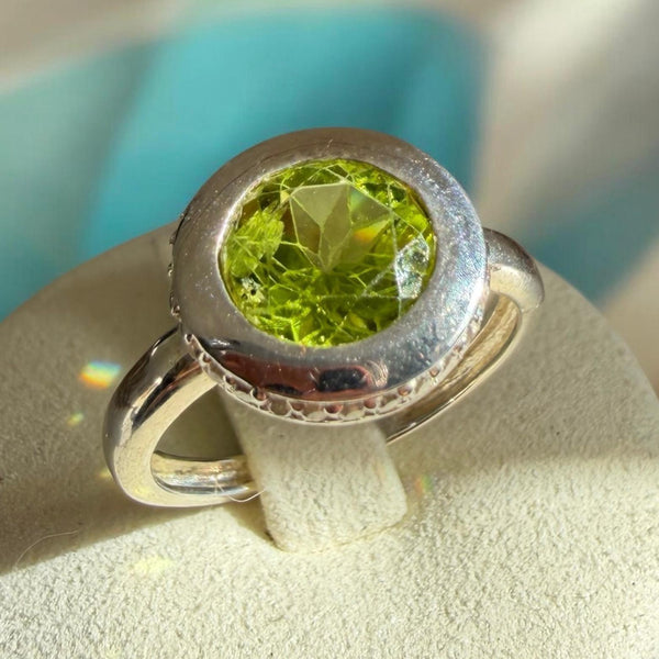 The Verdant Aura peridot Ring
