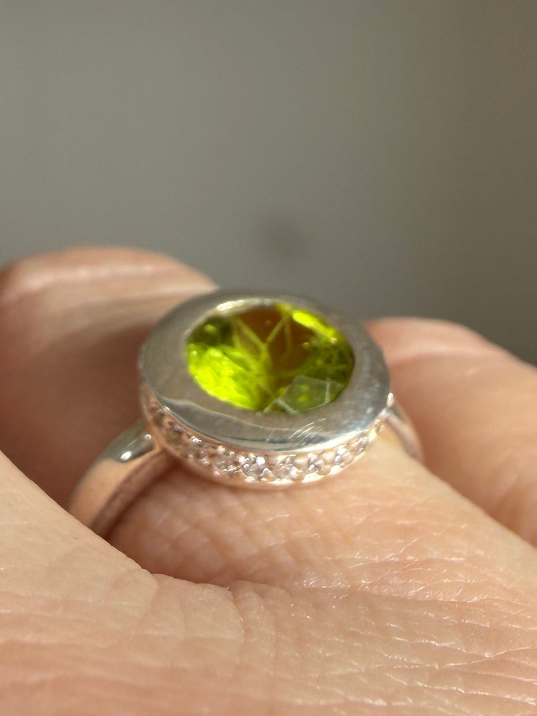 The Verdant Aura peridot Ring
