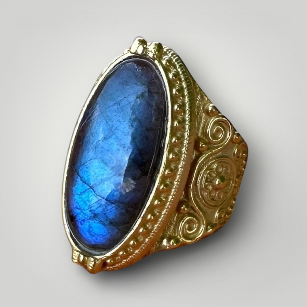 Moonlight Sorceress Labradorite Ring